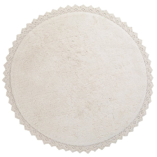 Totaaloverzicht van het ronde ecru katoenen vloerkleed Perla van Nattiot met gehaakte rand op een witte achtergrond.