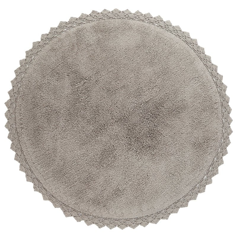 Totaaloverzicht van het ronde grijze katoenen vloerkleed Perla met gehaakte rand op een witte achtergrond.