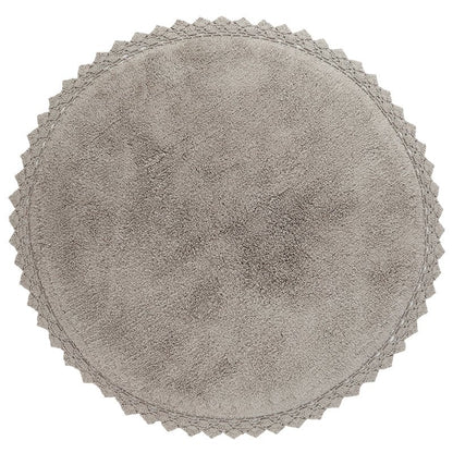 Totaaloverzicht van het ronde grijze katoenen vloerkleed Perla met gehaakte rand op een witte achtergrond.