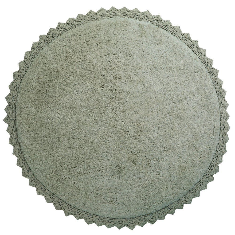 Totaaloverzicht van het ronde olijfgroene katoenen vloerkleed Perla met gehaakte rand op een witte achtergrond.