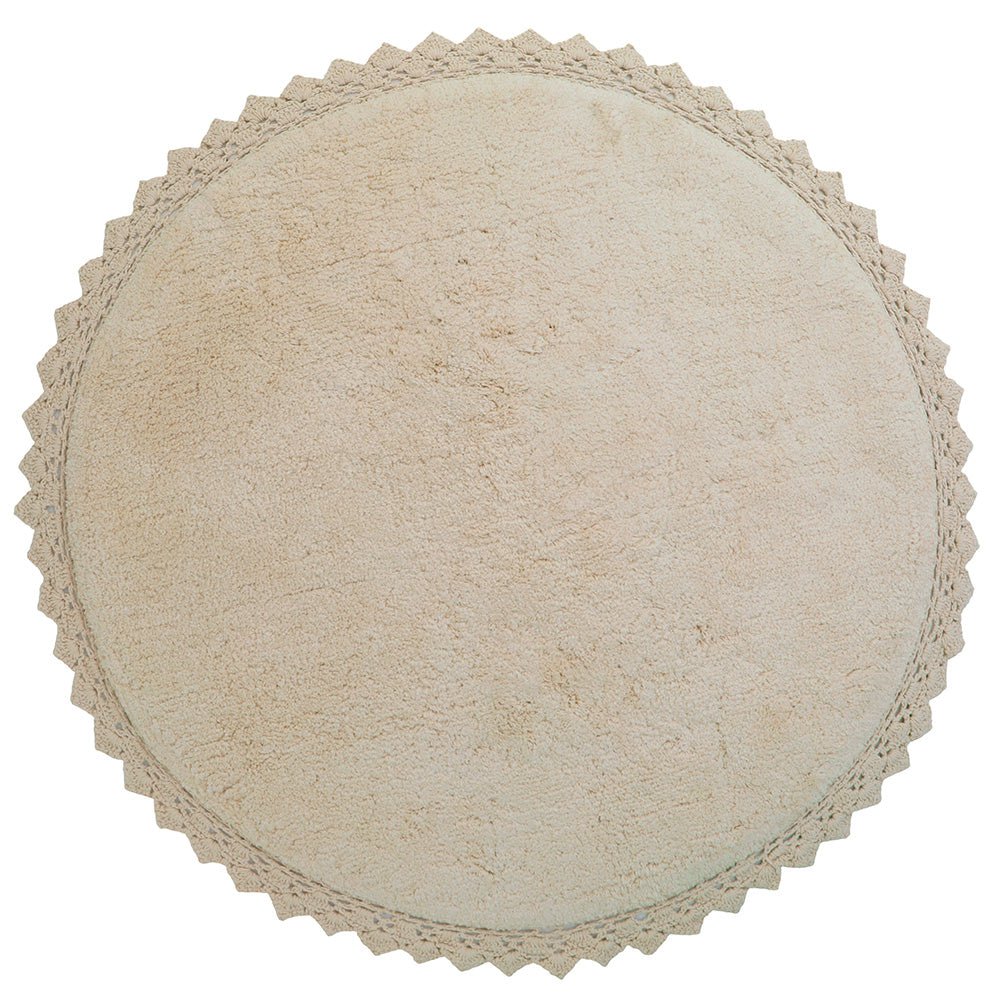 Totaaloverzicht van het ronde zandbeige katoenen vloerkleed Perla met gehaakte rand op een witte achtergrond.