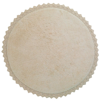 Totaaloverzicht van het ronde zandbeige katoenen vloerkleed Perla met gehaakte rand op een witte achtergrond.