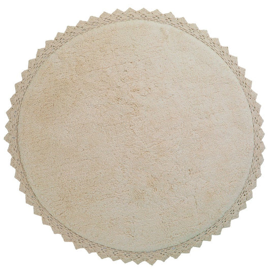 Totaaloverzicht van het ronde zandbeige katoenen vloerkleed Perla met gehaakte rand op een witte achtergrond.