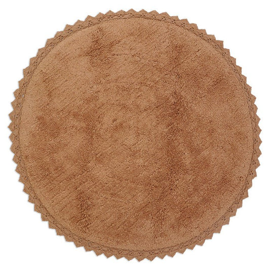 Totaaloverzicht van het ronde toffeedekleurige katoenen vloerkleed Perla met gehaakte rand op een witte achtergrond.