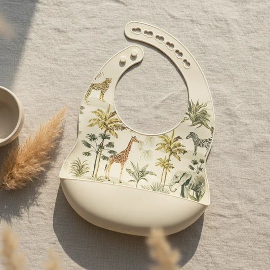 Beige siliconen slabber met jungle print van giraffe, zebra, olifant en bomen