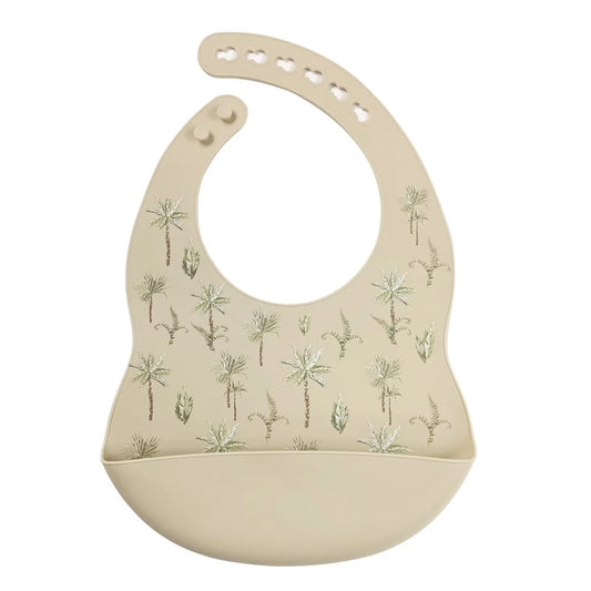 Beige siliconen slabber met jungle plantenprint en palmbladeren voor baby en peuter tijdens het eten