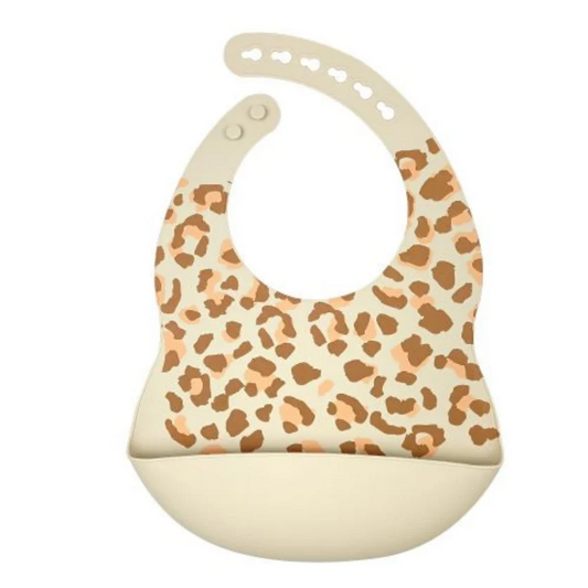 Beige siliconen slabber met luipaardprint voor baby en peuter tijdens het eten