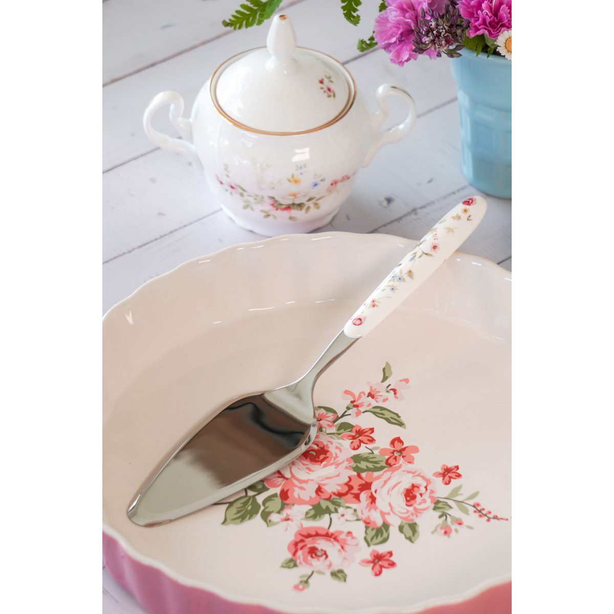 Elegante English Garden taartschep met bloemmotief gepresenteerd op een bijpassend taartbord.