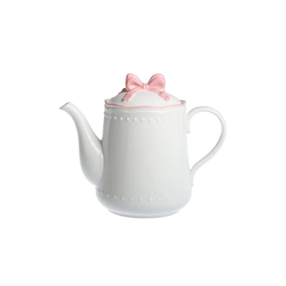 Vooraanzicht van de klassieke witte porseleinen theepot Ribbon Grace met roze lintdecoratie.