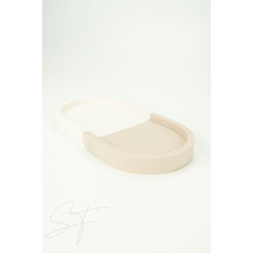 Oval Tray Fez van Studio Sixty Four in wit en beige, ideaal voor opbergbakjes en tafeldecoratie.