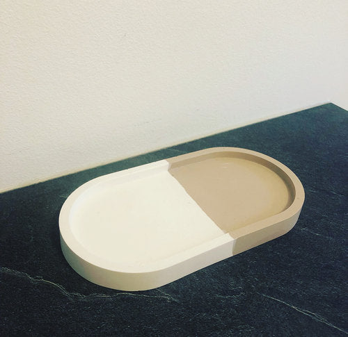 Oval Tray Fez van Studio Sixty Four in wit en beige, ideaal voor opbergbakjes en tafeldecoratie.