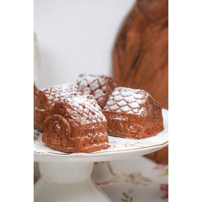 Close-up van de gebakken cakejes in huisvorm, ideaal als traktatie of decoratieve snack.