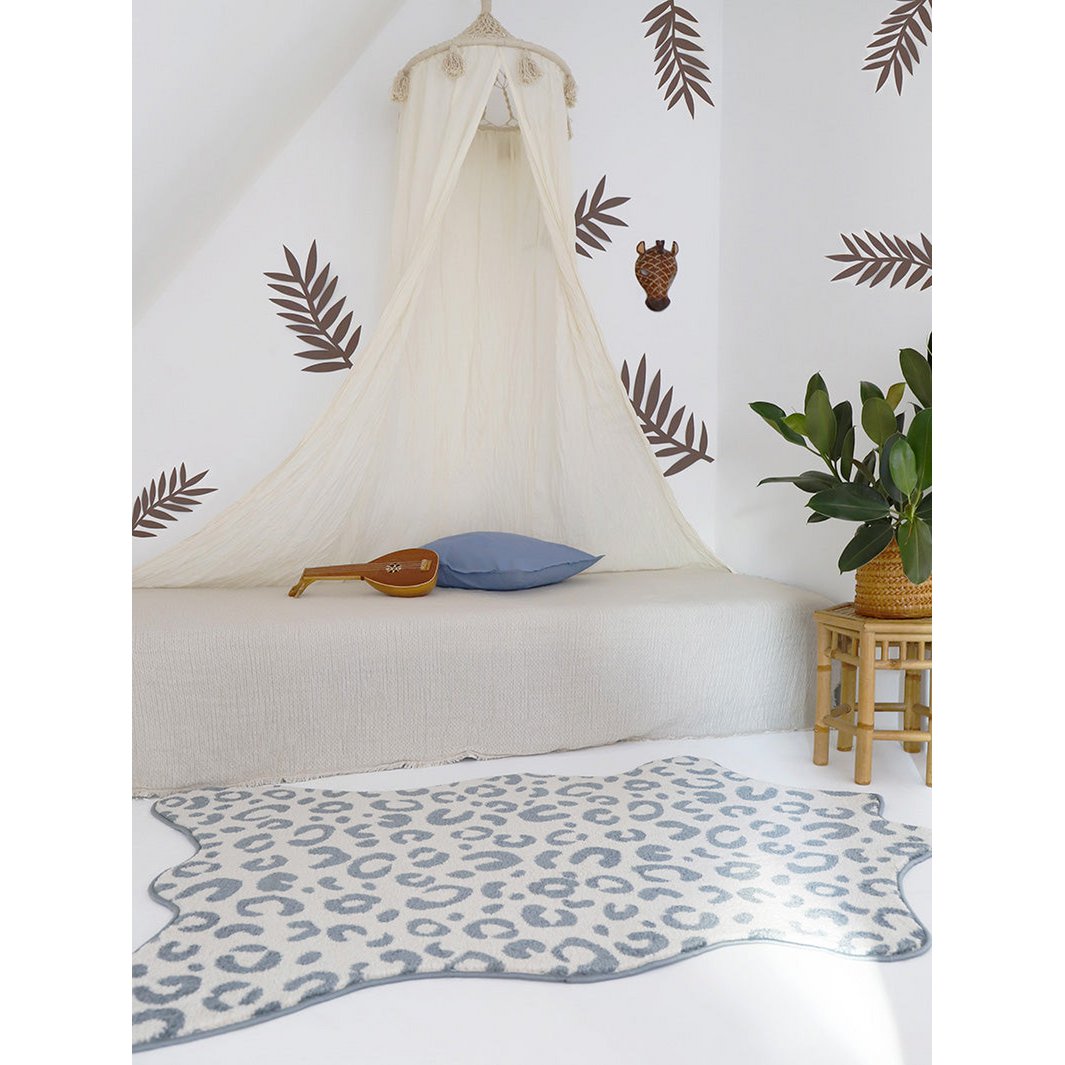 Vloerkleed Bao Zilverblauw van Nattiot – dierenkleed met zilverblauw panterpatroon, perfect voor de kinderkamer of babykamer.