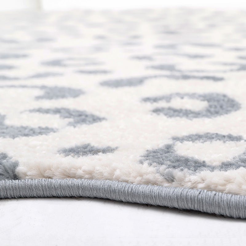 Vloerkleed Bao Zilverblauw van Nattiot – dierenkleed met zilverblauw panterpatroon, perfect voor de kinderkamer of babykamer.