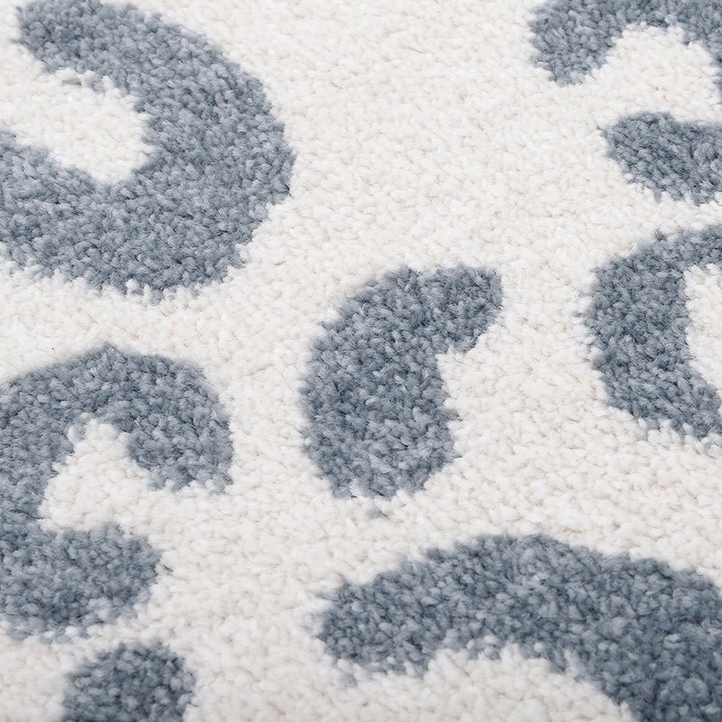 Vloerkleed Bao Zilverblauw van Nattiot – dierenkleed met zilverblauw panterpatroon, perfect voor de kinderkamer of babykamer.