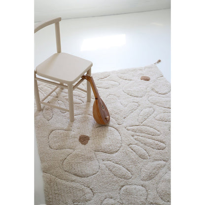 Vloerkleed "Gentle Flora" beige met bloemmotief, wasbaar en veilig voor de kinderkamer.