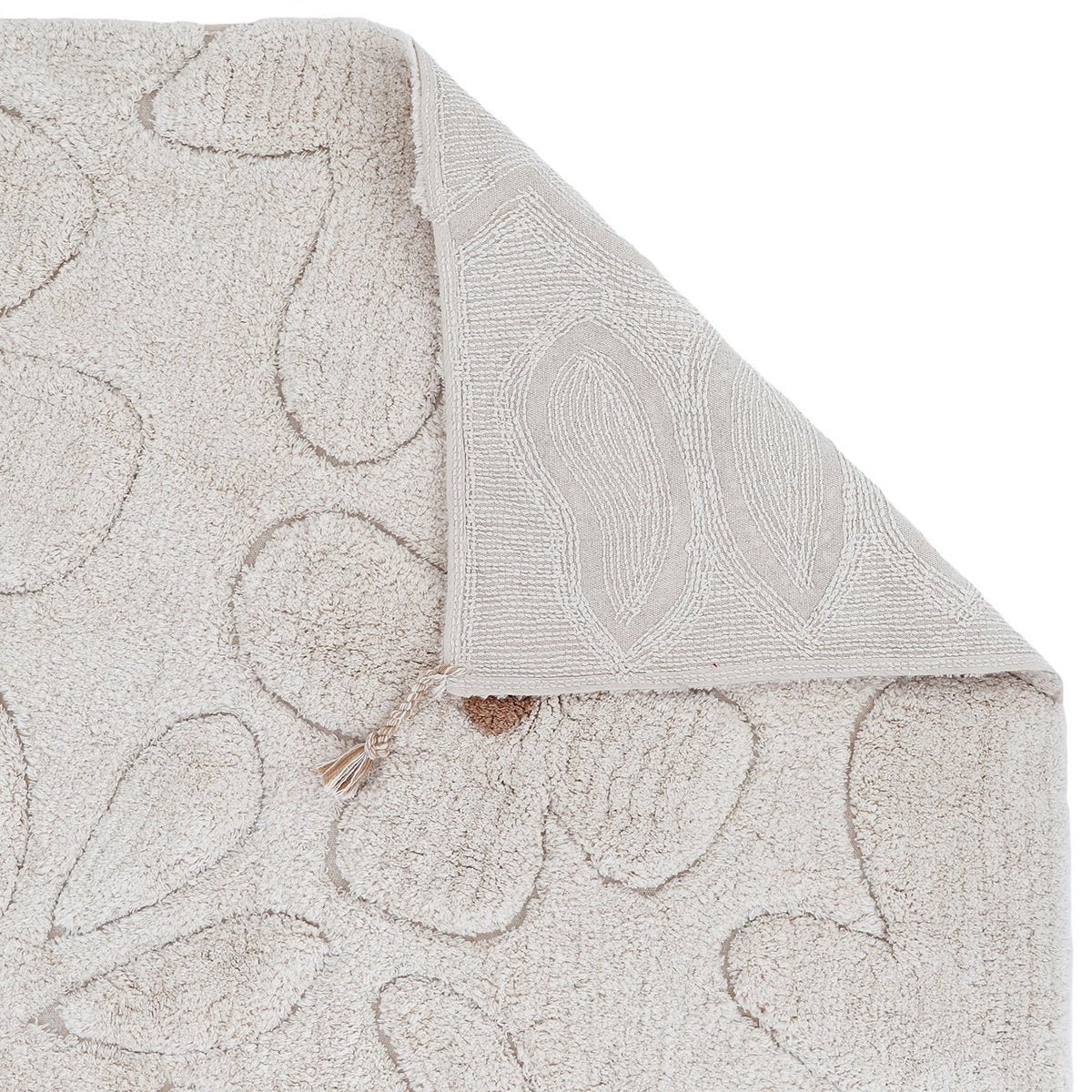 Vloerkleed "Gentle Flora" beige met bloemmotief, wasbaar en veilig voor de kinderkamer.