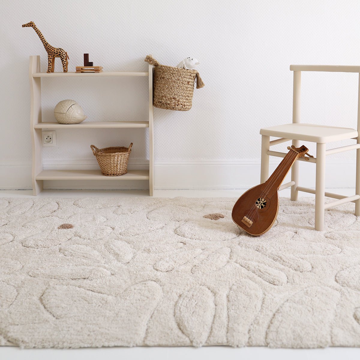 Vloerkleed "Gentle Flora" beige met bloemmotief, wasbaar en veilig voor de kinderkamer.