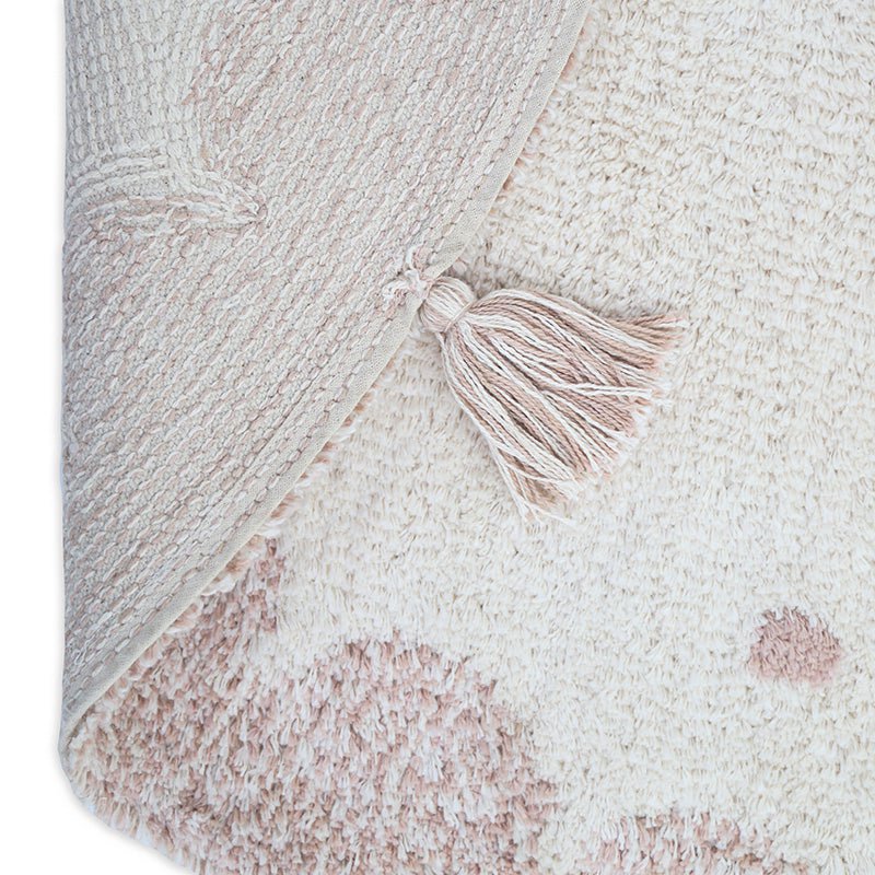 Ronde katoenen vloerkleed in zachte nude roze tinten met tijdloos design, geschikt voor kinderkamers en babykamers.