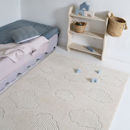 Zacht Nouby vloerkleed van Nattiot met wolkenpatroon in beige en wit, ideaal voor babykamer of kinderkamer.