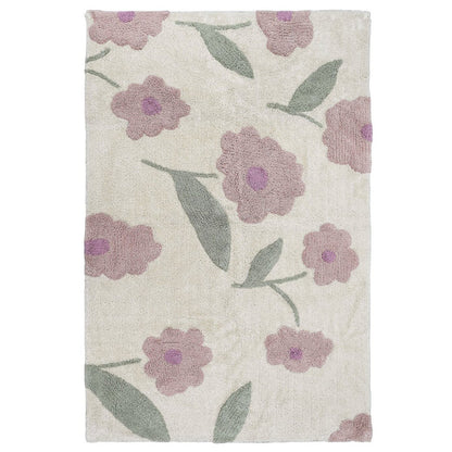 Totaaloverzicht van het rechthoekige katoenen vloerkleed Sunny Flowers met lila bloemen en saliegroene bladeren op een witte achtergrond.