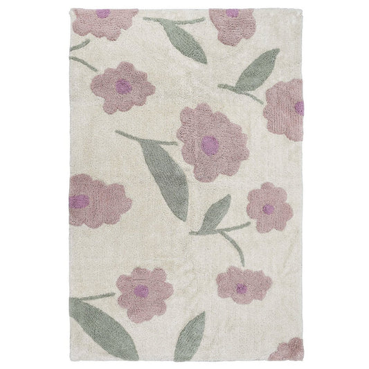 Totaaloverzicht van het rechthoekige katoenen vloerkleed Sunny Flowers met lila bloemen en saliegroene bladeren op een witte achtergrond.