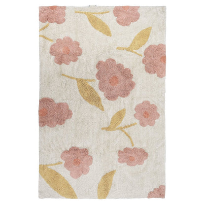 Totaaloverzicht van het rechthoekige katoenen vloerkleed Sunny Flowers met zachtroze peach bloemen en honinggele bladeren op een witte achtergrond.
