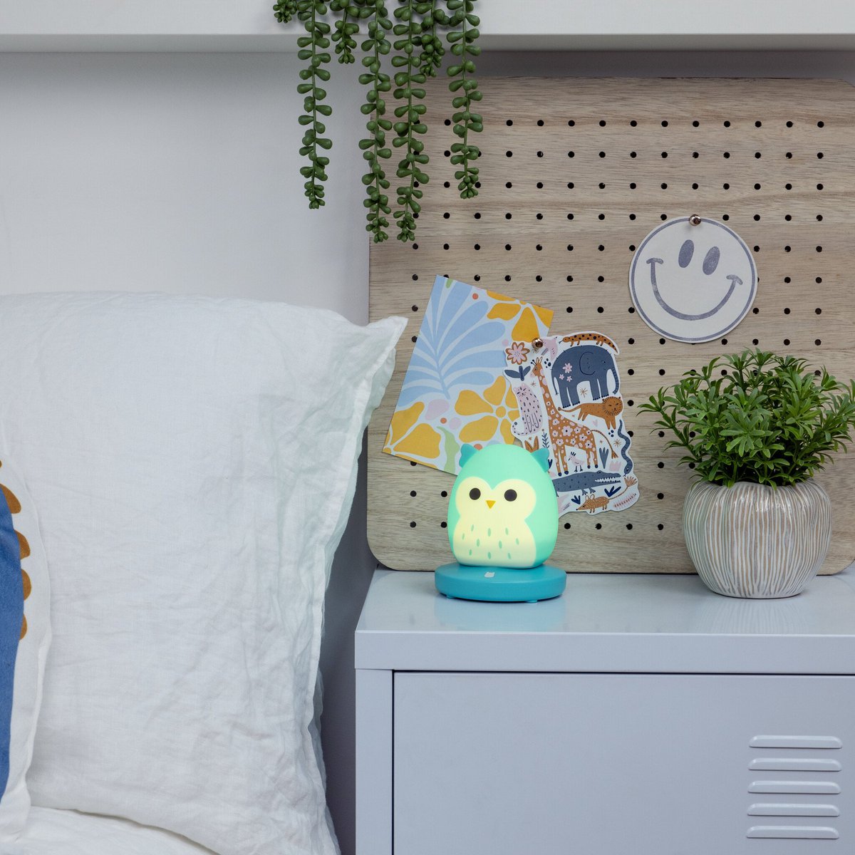 Squishmallows nachtlampje Winston the Owl in blauw-witte siliconen.