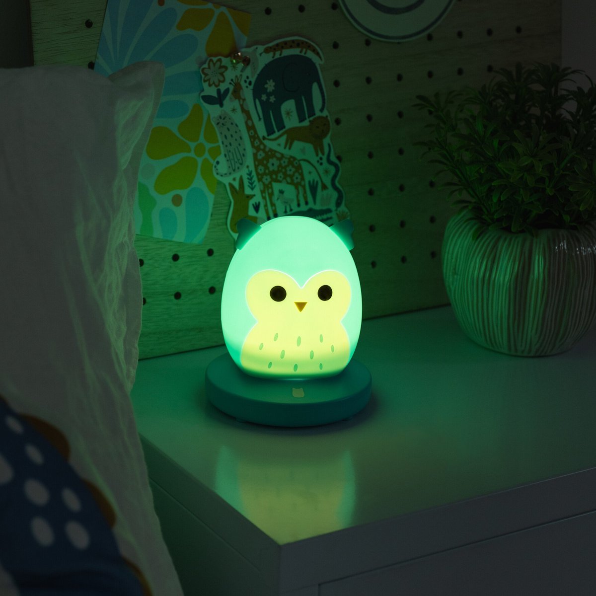 Squishmallows nachtlampje Winston the Owl in blauw-witte siliconen.