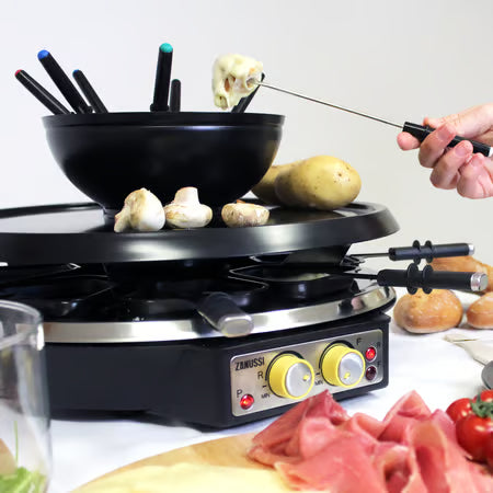 Detailopname van een gast die geniet van de fonduefunctie van de Zanussi RCZ71 gourmetset.