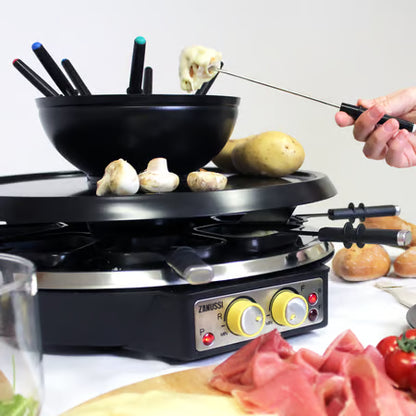 Detailopname van een gast die geniet van de fonduefunctie van de Zanussi RCZ71 gourmetset.