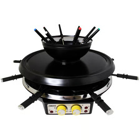 Schuin bovenaanzicht van de Zanussi RCZ71 set inclusief fonduepan en alle rvs vorkjes.