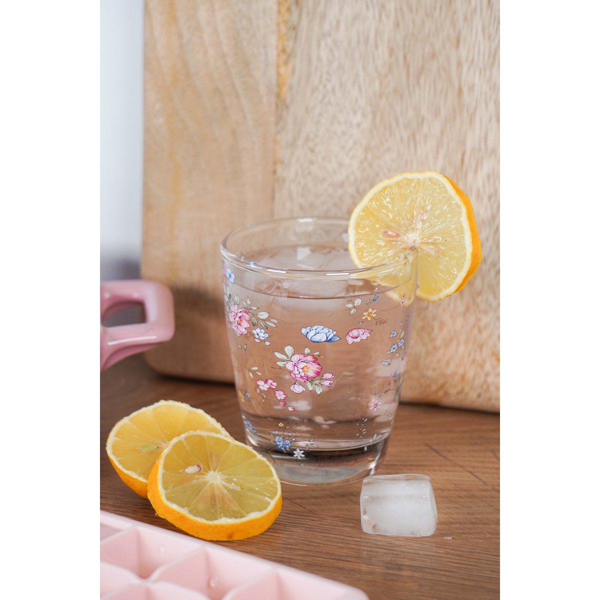 Sfeerimpressie van het English Garden glas met citroen en ijsblokjes, ideaal voor koude dranken.